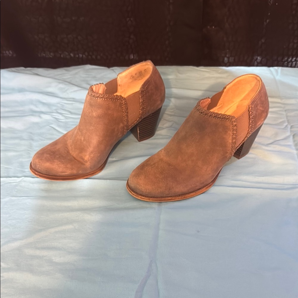 Life Stride Brown Ankle Boots with Sleek Design